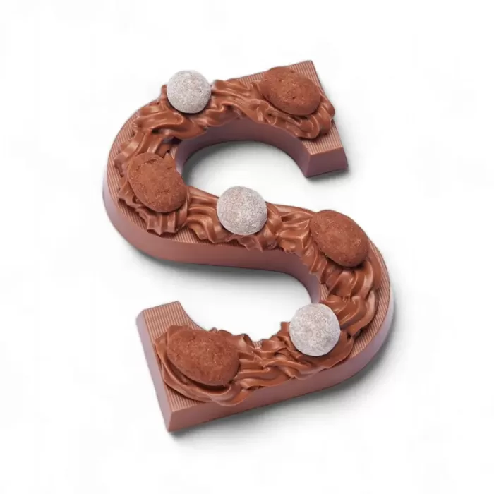 Kleine melkchocoladeletter met noten