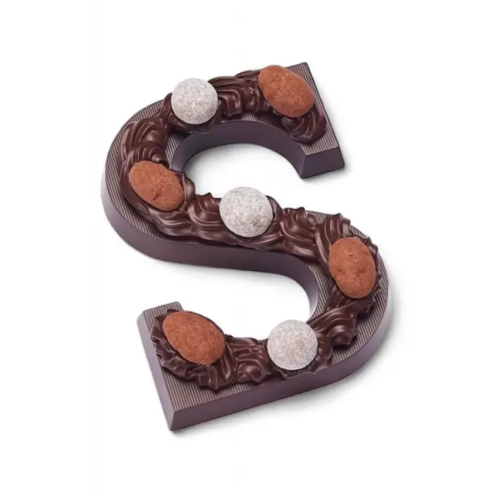 Kleine pure chocoladeletter met noten