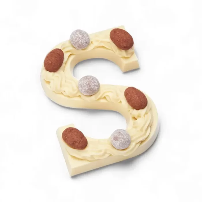 Kleine witte chocoladeletter met noten